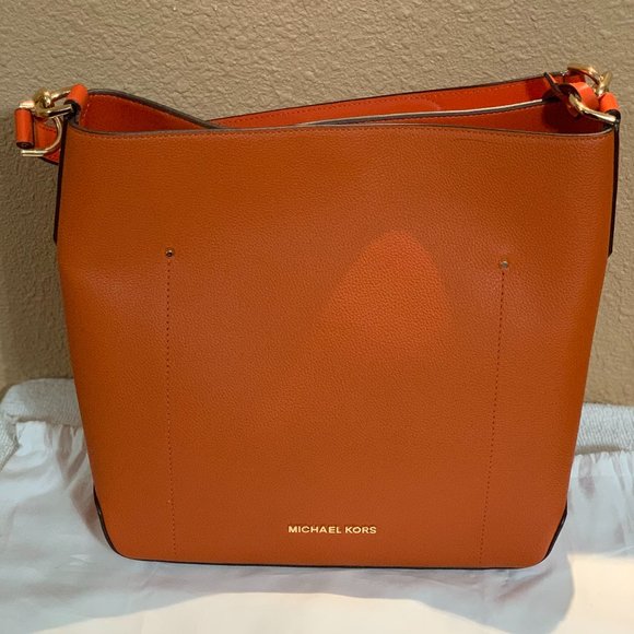 Michael Kors Handbags - Michael Kors Hayes Large Bucket Shoulder Bag